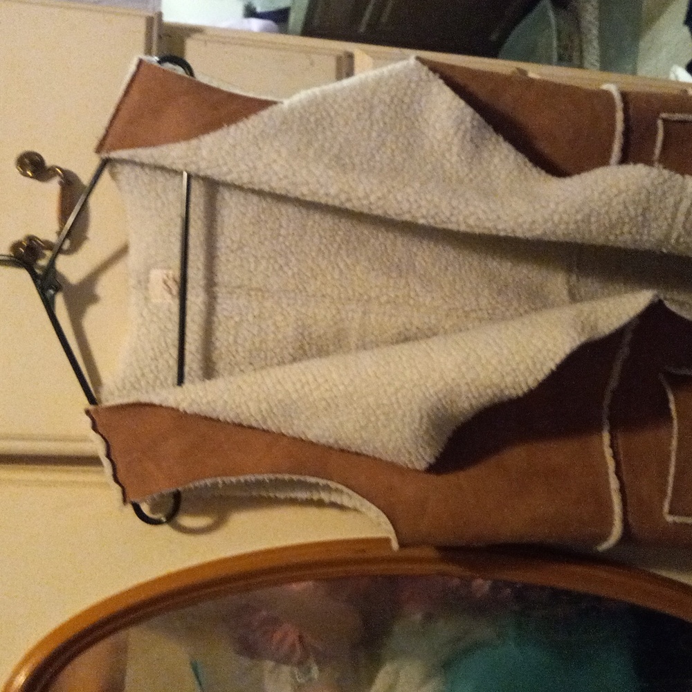 Listicle Sleeveless vest,Tan,shepra fur inside,
